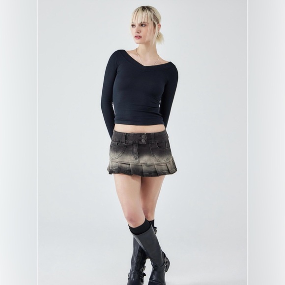 Urban Outfitters BDG Shannen Slinky V-Neck Long Sleeve T-Shirt Black - Picture 3 of 7